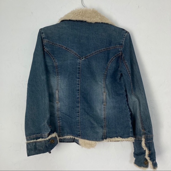 SOLD✨ 2xHP ✨ FINAL PRICE—Boutique fur detail jean jacket - Picture 6 of 7